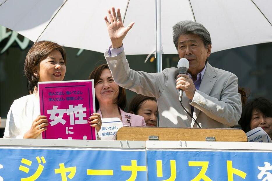 [写真]都知事選期間中、渋谷で街頭演説する鳥越俊太郎氏（Rodrigo Reyes Marin/アフロ）