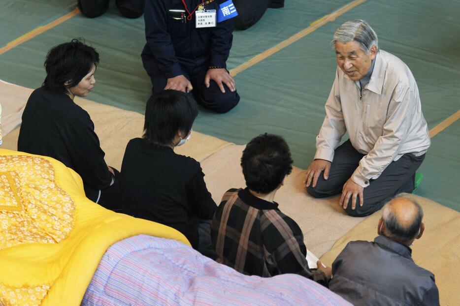 2011年4月、南三陸町立歌津中学校で（写真: ロイター/アフロ）