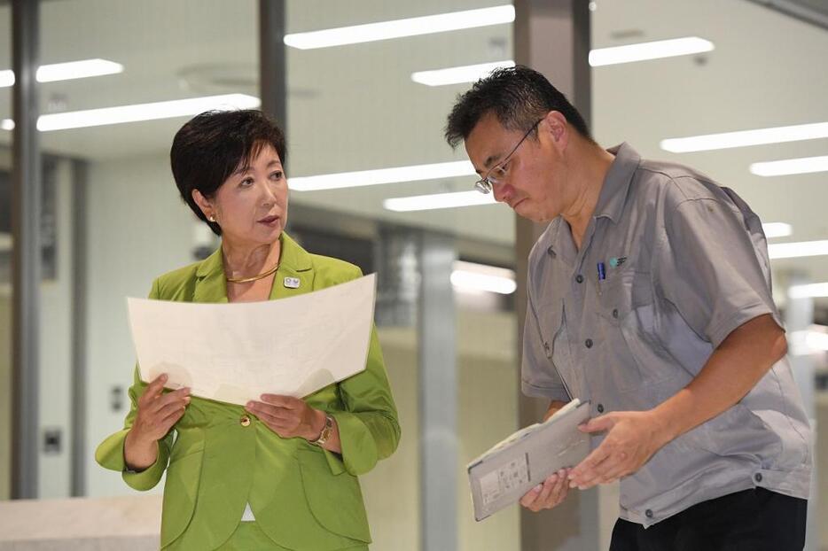 [写真]8月16日、豊洲新市場を視察した小池百合子都知事（左）（アフロ）