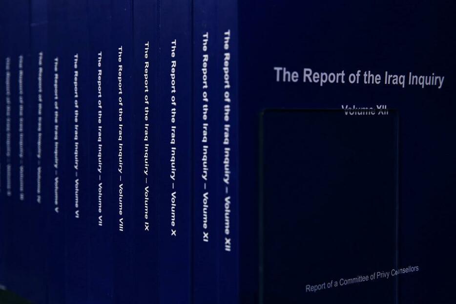[写真]イラク戦争について英国の調査委員会がまとめた報告書（代表撮影/ロイター/アフロ）