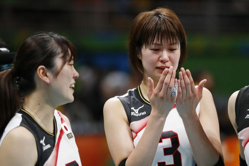 試合後、涙をみせた木村沙織（右）写真：中西祐介/アフロスポーツ