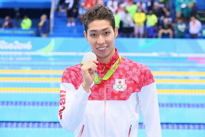 自身今大会3つ目となる銀メダルを手に微笑む萩野公介（写真：長田洋平/アフロスポーツ）