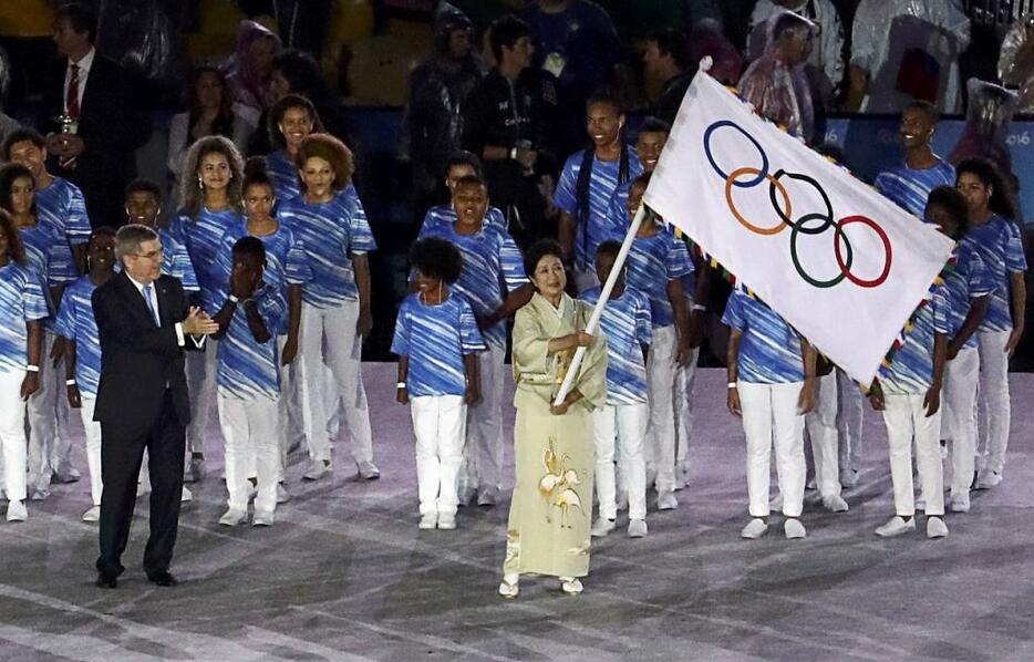 [写真]リオ五輪閉会式で五輪旗を受け取った小池百合子東京都知事（ロイター/アフロ）