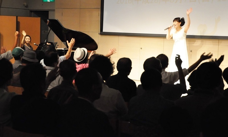 [写真]熱唱する高橋樺子さん（右）とピアノ伴奏の田中裕子さん