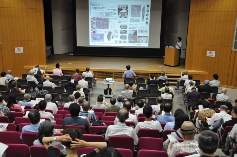 [写真]大阪市立中央図書館で開催された講演会「戦後71年軍都おおさかを考える」