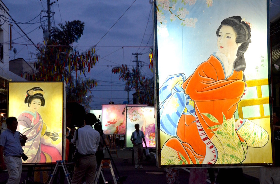 夜になると絵灯篭に明かりが点き、幻想的な光景が浮かび上がった（5日、安藤歩美撮影）