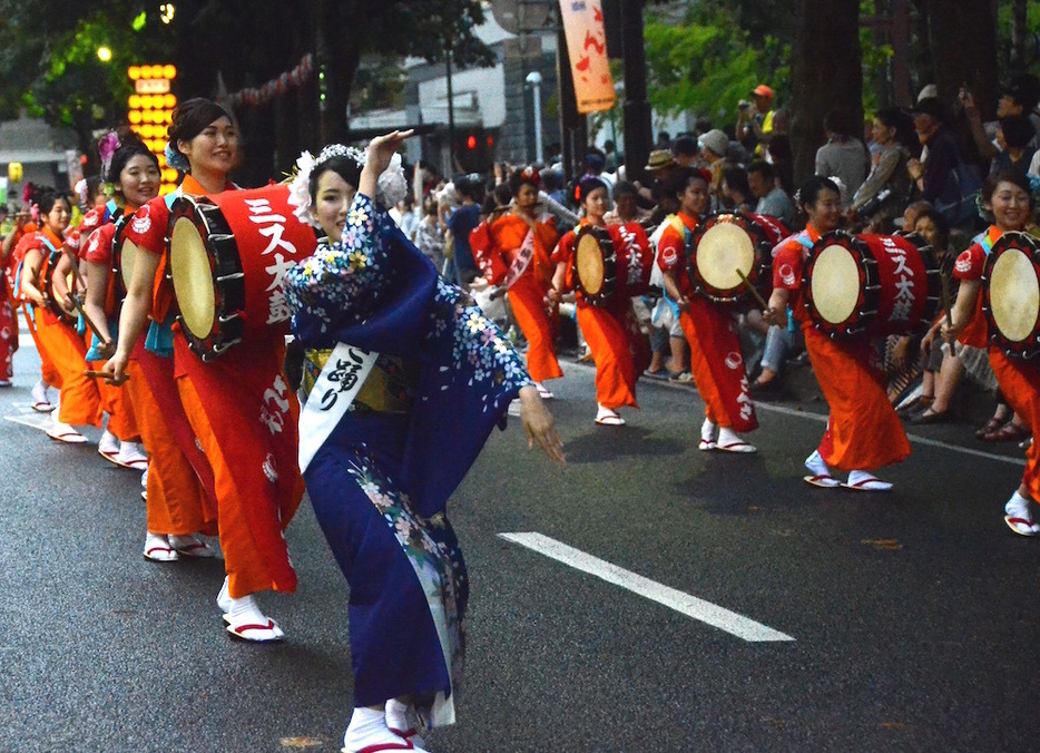 「世界一の太鼓パレード」で知られる「盛岡さんさ踊り」（安藤歩美撮影）