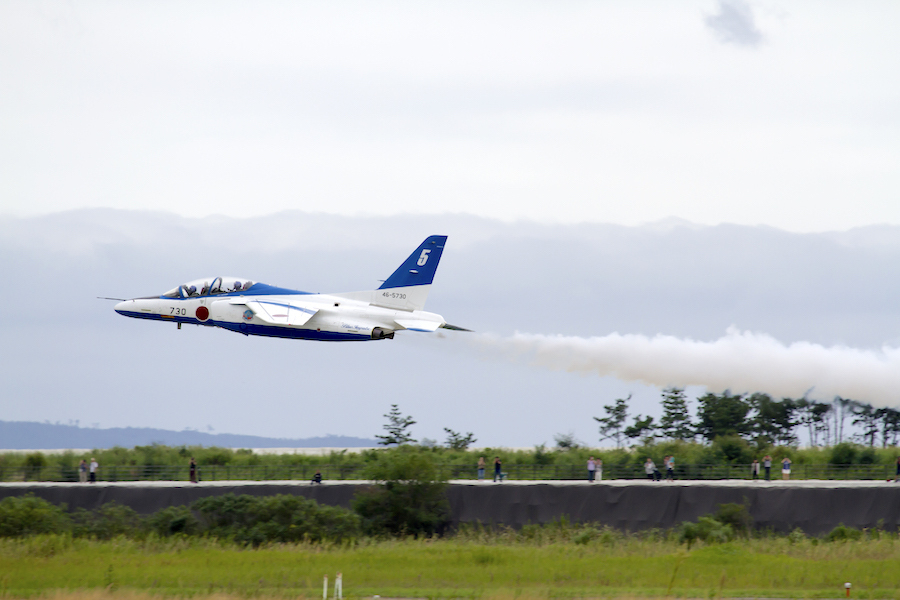 松島海岸がかすかに見える滑走路を離陸するT-4ブルーインパルス(撮影：小山英之)