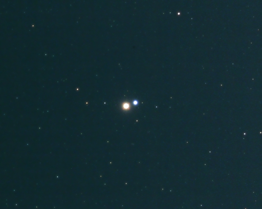 博物館の望遠鏡で撮影した、宝石のように美しい二重星「アルビレオ」（写真提供：葛飾区郷土と天文の博物館）