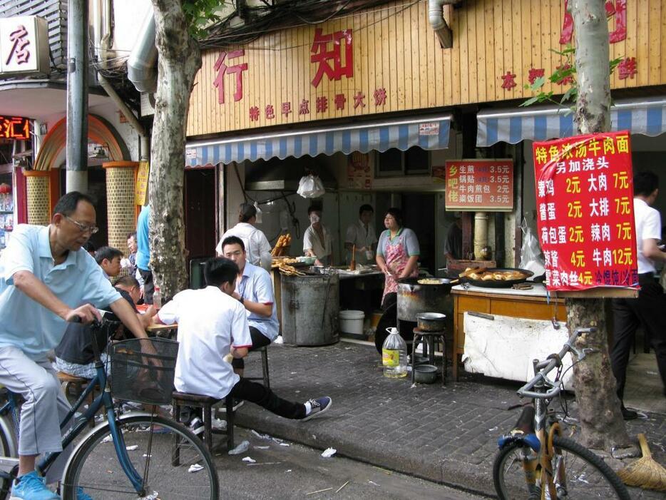 街中にある古い飲食店、名店も多いがやはり汚い