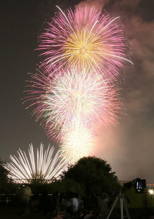 [写真]上から下から大きな花火が放たれ、なにわの街は大にぎわい=6日午後8時半ごろ、大阪市内で（約10秒露光）