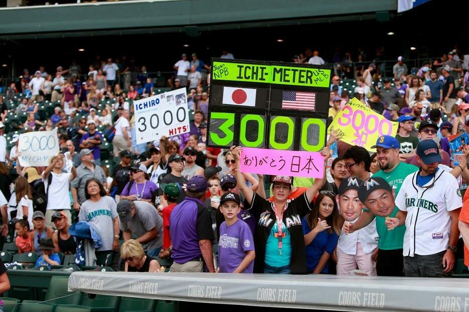 [写真]試合後、3000安打達成のボードをあげるイチローファン（撮影：小池義弘）