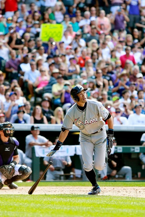 [写真]七回表、右超えにメジャー通算3000本となる三塁打を放つマーリンズのイチロー（撮影：小池義弘）