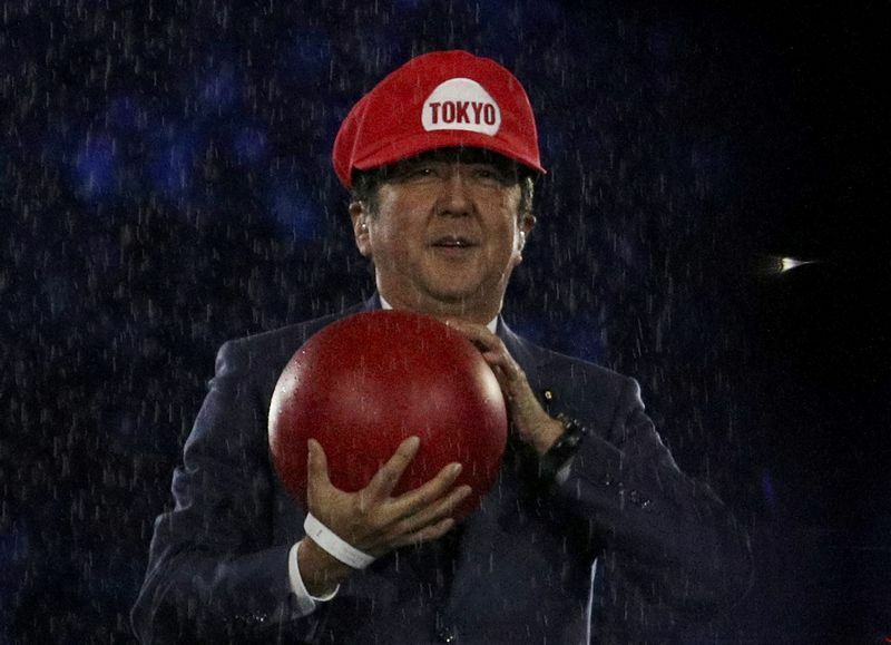 マリオのコスプレでセレモニーに登場した安倍晋三首相（写真：ロイター/アフロ）