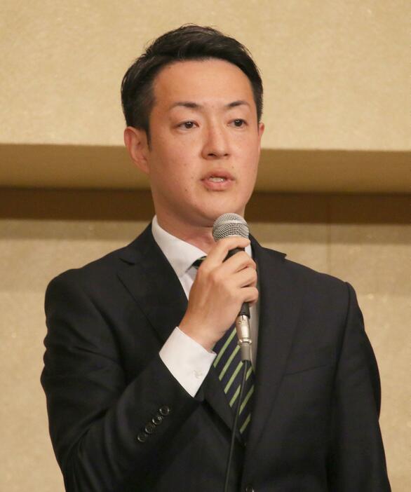 ［写真］会見で「全力で市政運営にあたっていきたいと思います」と語った横山英幸氏＝9日午後8時35分ごろ、大阪市内で