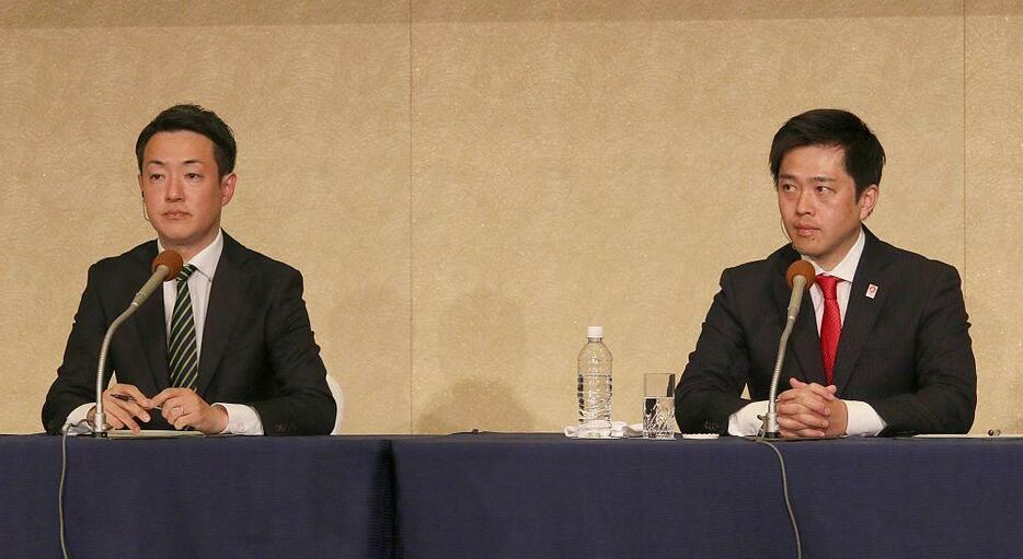 ［写真］テレビ局のインタビューに応じる横山英幸氏（左）と吉村洋文氏＝9日午後9時25分ごろ、大阪市内で