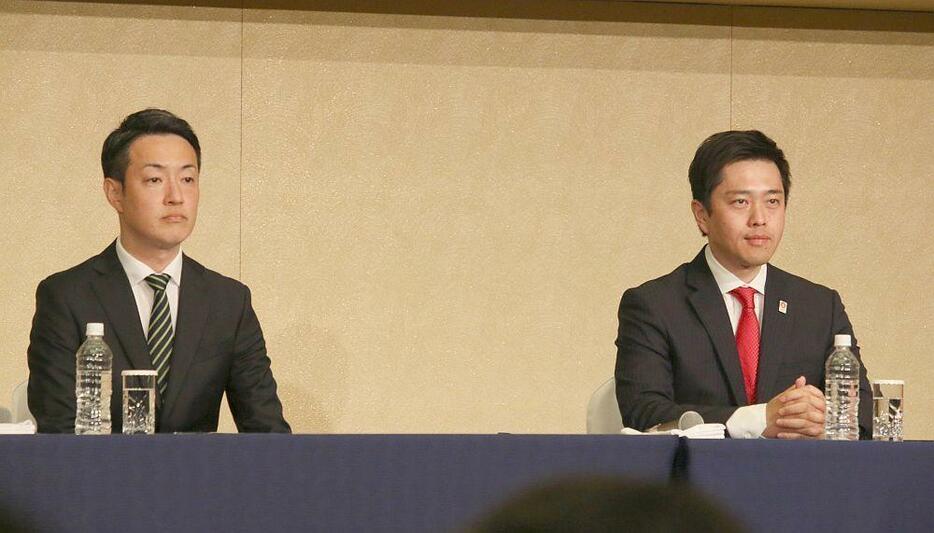 ［写真］報道陣の質問を聞く横山英幸氏（左）と吉村洋文氏＝9日午後8時半ごろ、大阪市内で