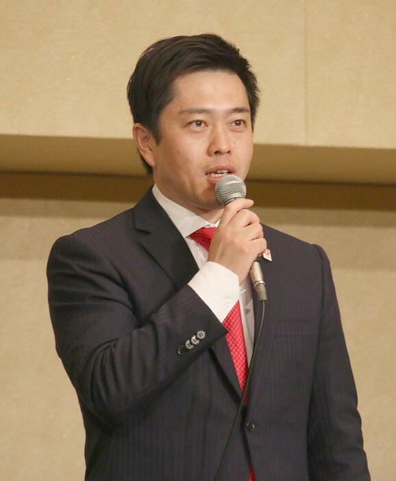 ［写真］会見で「厳しい選挙戦だった」と語る吉村洋文氏＝9日午後8時半ごろ、大阪市内で