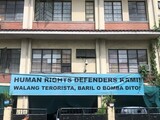 フィリピン・ケソン市内の人権擁護NGO事務所に掲げられた横断幕（筆者撮影）