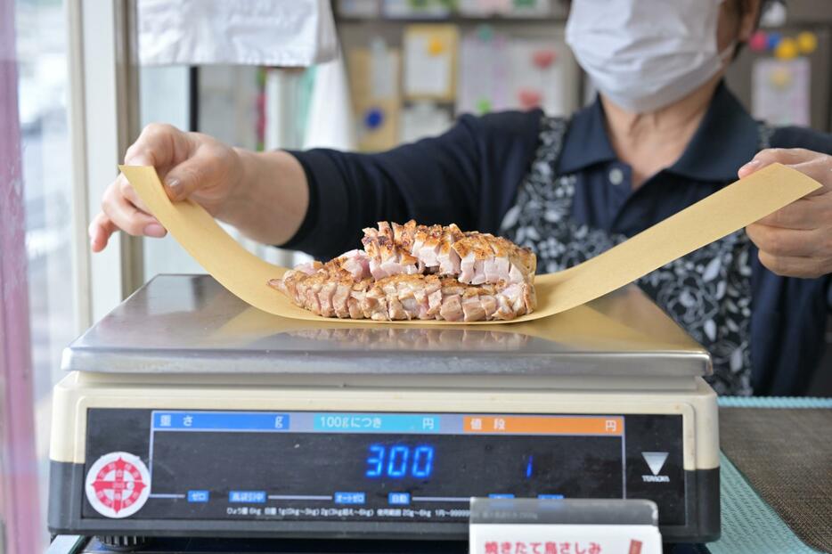 いたるところで売られている「鳥刺し」