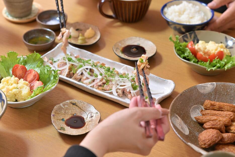 ある日の食卓から。中央が鳥刺し