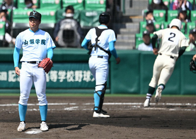 【報徳学園－山梨学院】四回表報徳学園1死二、三塁、打者・西村の時、ボークを与え先制を許した山梨学院の先発・林（左）。右は生還した三塁走者・堀＝阪神甲子園球場で2023年4月1日、前田梨里子撮影