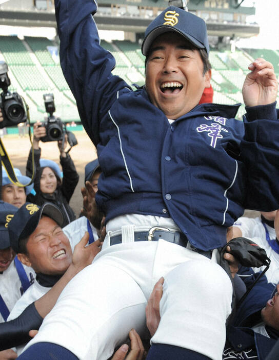 2009年の第81回センバツで優勝し、胴上げされる清峰時代の吉田洸二監督＝阪神甲子園球場で2009年4月2日、大西岳彦撮影