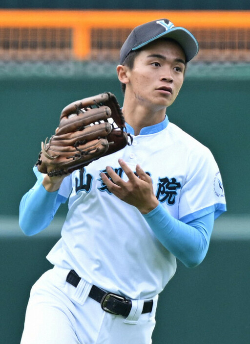 【山梨学院－広陵】四回、飛球を捕る山梨学院の星野泰輝中堅手＝阪神甲子園球場で2023年3月31日、平川義之撮影