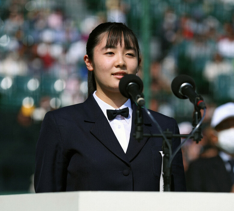 【報徳学園－山梨学院】閉会式で司会を務める佐藤毬子さん＝阪神甲子園球場で2023年4月1日、滝川大貴撮影