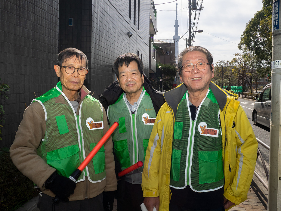 左から矢萩隆治さん、丁官一郎さん（防犯部長）、初山一美さん（撮影：志和浩司）