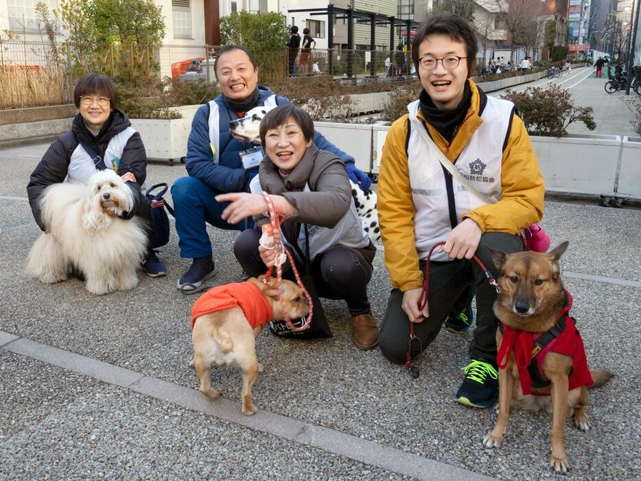 右から中島崇さん、中島京子さん、若山光一郎さん（会長）、宮川英子さん（撮影：志和浩司）