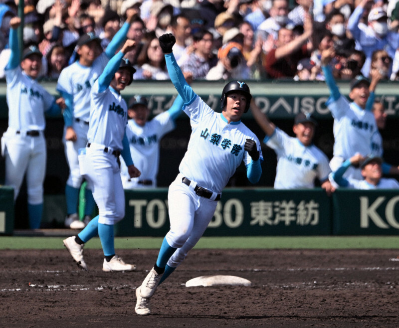 【報徳学園－山梨学院】五回裏山梨学院2死二塁、佐仲が左越え2点本塁打を放ち喜ぶ＝阪神甲子園球場で2023年4月1日、前田梨里子撮影