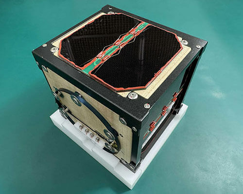 完成した木造人工衛星「LignoSat（リグノサット）」1号機のフライトモデル。住友林業のプレスリリースから