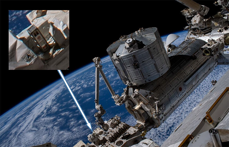 国際宇宙ステーション（ISS）日本実験棟「きぼう」の船外実験プラットフォームに設置された曝露試験中の木材（拡大図）。京都大学のプレスリリースから
