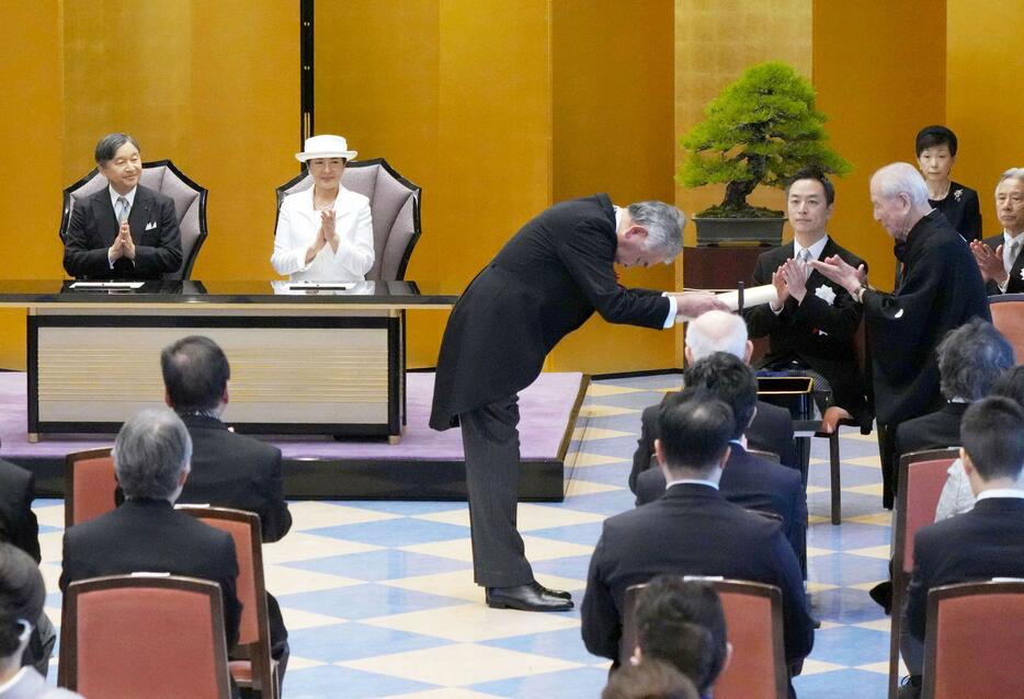 天皇、皇后両陛下が出席された第80回日本芸術院賞の授賞式で表彰される建築家の隈研吾さん（中央）＝10日午前、東京・上野の日本芸術院会館（代表撮影）