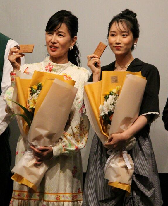 　舞台あいさつで花束などを受け取った清水美砂（左）と片岡凜