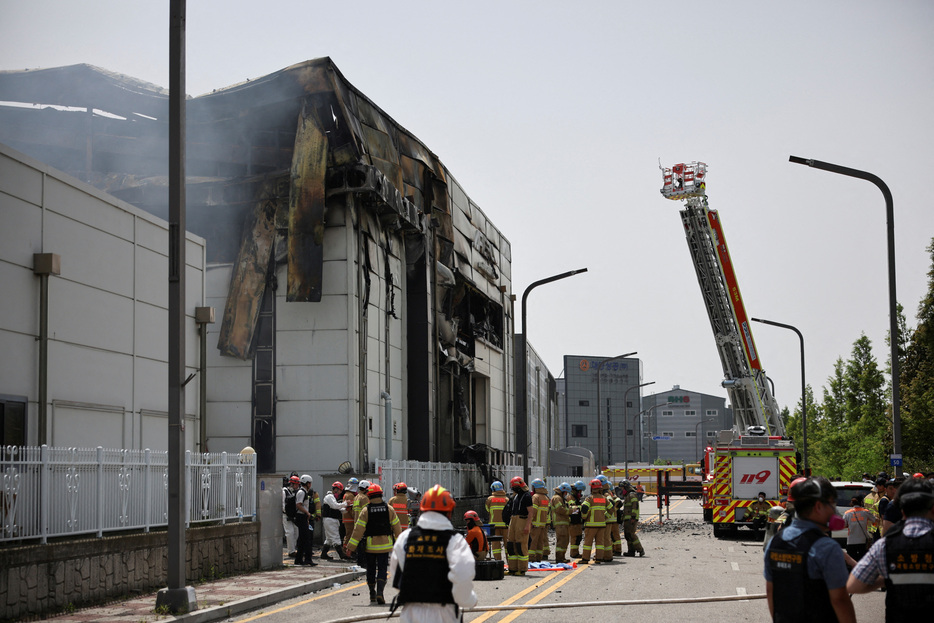 　６月２５日、韓国・ソウル近郊の華城市にある電池メーカー、アリセルのリチウム電池工場で２４日に大規模な火災が発生し作業員２３人が死亡した事故で、同社のパク・スングァン最高経営責任者（ＣＥＯ）が事故現場を訪れ謝罪した。写真は２４日、火災現場である華城市のリチウム電池工場で撮影（２０２４年　ロイター/Kim Hong-ji）