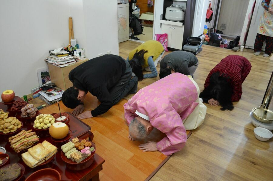 韓国では手狭な集合住宅でも祭祀を行う。『おひとりさま族』でも主人公の隣人（ソ・ヒョヌ）が祭祀を行うシーンがあった