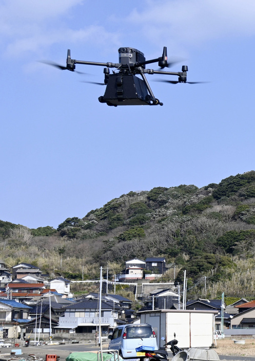 佐賀県唐津市の神集島を飛ぶドローン＝2024年2月