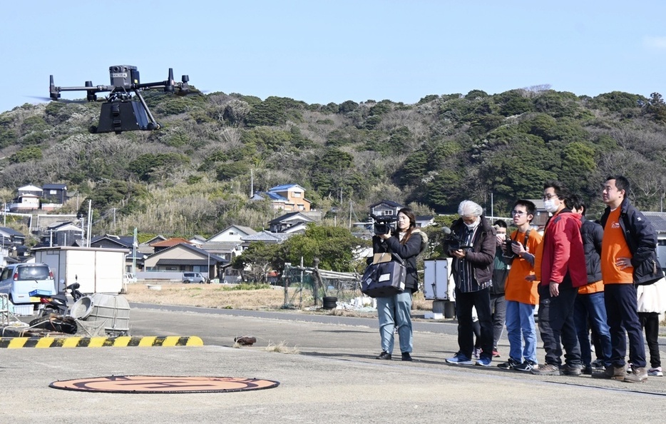 ドローンを操作する神集島の住民ら＝2024年2月、佐賀県唐津市