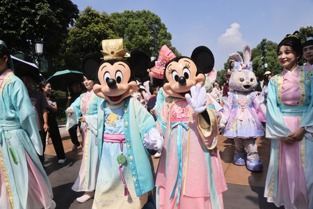 上海ディズニーランドで漢服を身にまとったミッキーとミニー（2023年9月18日撮影、資料写真）。