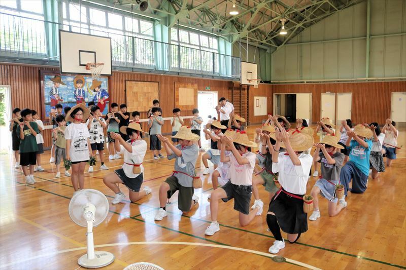 御田植祭に向け、早乙女踊りの稽古に取り組む児童