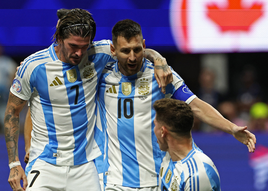 サッカーの南米選手権は２０日、米ジョージア州アトランタで王者アルゼンチン─カナダの開幕戦を行い、アルゼンチンが２─０で勝利を挙げた。写真中央はアルゼンチン主将リオネル・メッシ（２０２４年　ロイター）