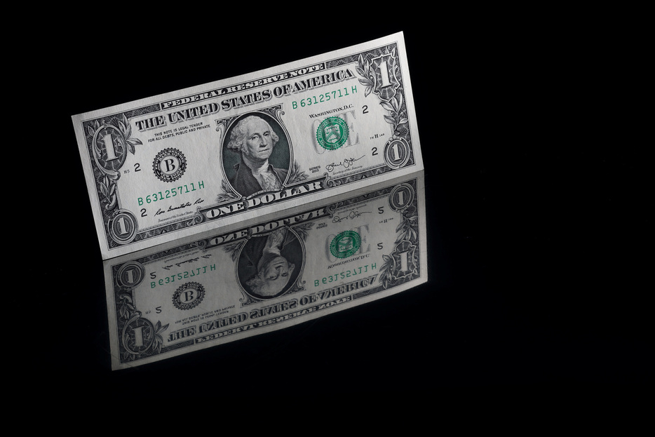 　６月２４日　午後３時のドル／円は、前週末ニューヨーク市場の終盤と変わらずの１５９円後半で取引されている。写真は１ドル紙幣で、２０２１年１１月撮影（２０２４年　ロイター／Murad Sezer）