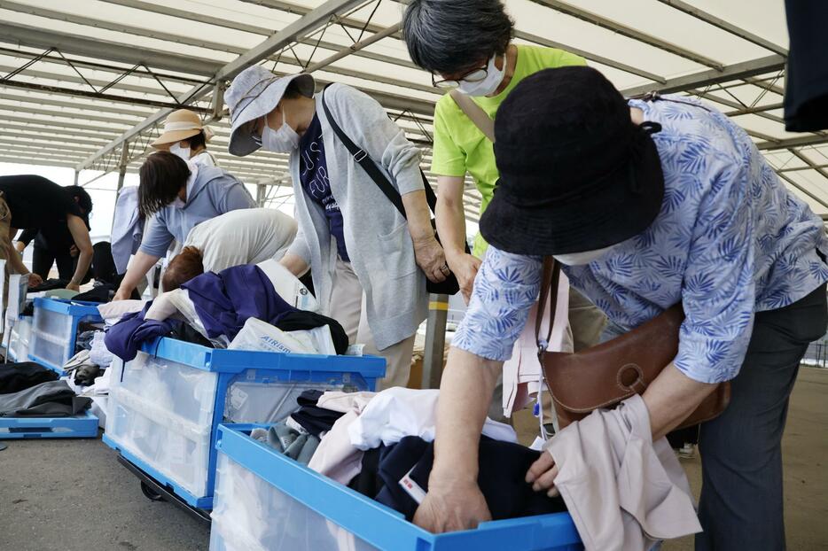 ユニクロの出張販売会場で、商品を手に取る人たち＝22日午前、石川県輪島市