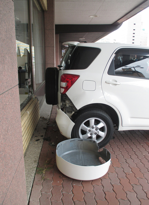 高齢男性が運転する車が釧路駅駅舎に衝突した現場（釧路署提供）