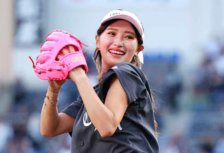 ZOZOマリンスタジアムで始球式を行った臼井麗香（写真/千葉ロッテマリーンズ提供）