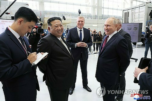 昨年9月、ロシアを訪問した北朝鮮の金正恩（キム・ジョンウン）国務委員長（朝鮮労働党総書記、左から2人目）と談笑するプーチン氏＝（朝鮮中央通信＝聯合ニュース）≪転載・転用禁止≫