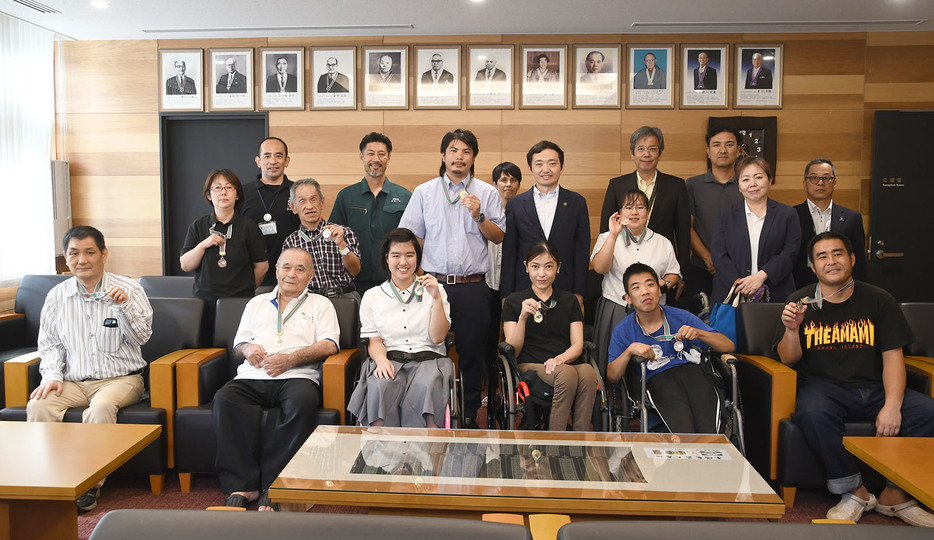 5月の県障害者スポーツ大会で活躍した上位入賞者たちと安田壮平市長（2列目右から3人目）＝28日、鹿児島県奄美市名瀬