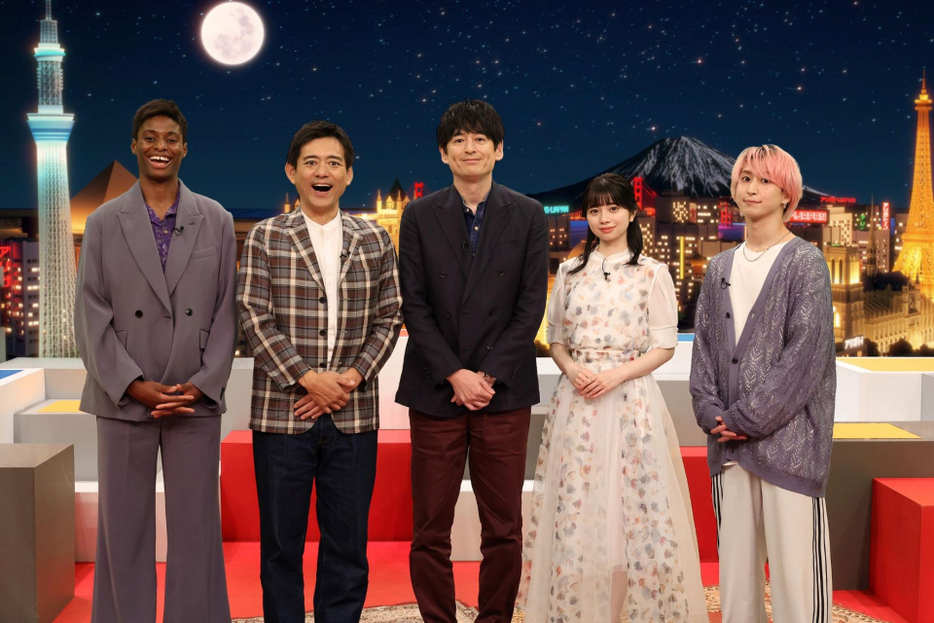 特別番組『アリガト！JAPAN』に出演する（左から）馬瓜エブリン、博多華丸、博多大吉、桜田ひより、佐久間大介 （C）フジテレビ